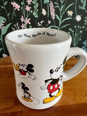VINTAGE Disney Store collectible coffee mug featuring drawings of Mickey Mouse